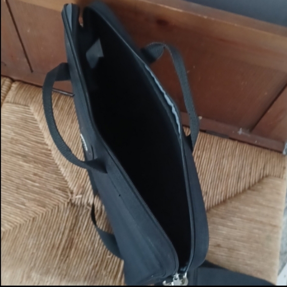 Kensington Contour laptop sleeve bag Black 16 inches - Picture 8 of 9